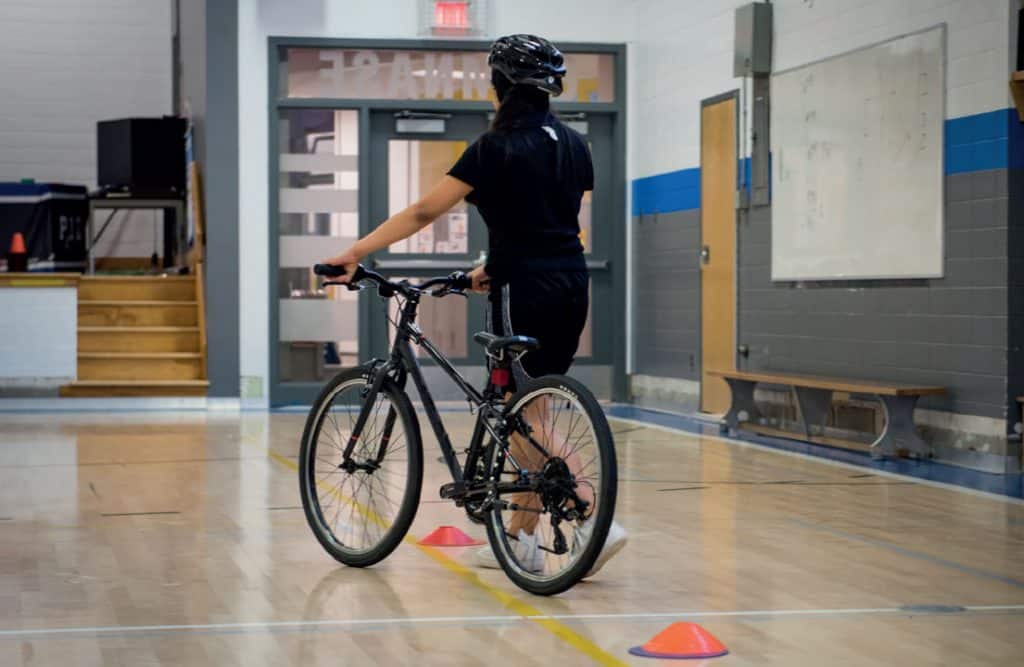 La draisienne doit éliminer les petites roues - Isabelle et le vélo