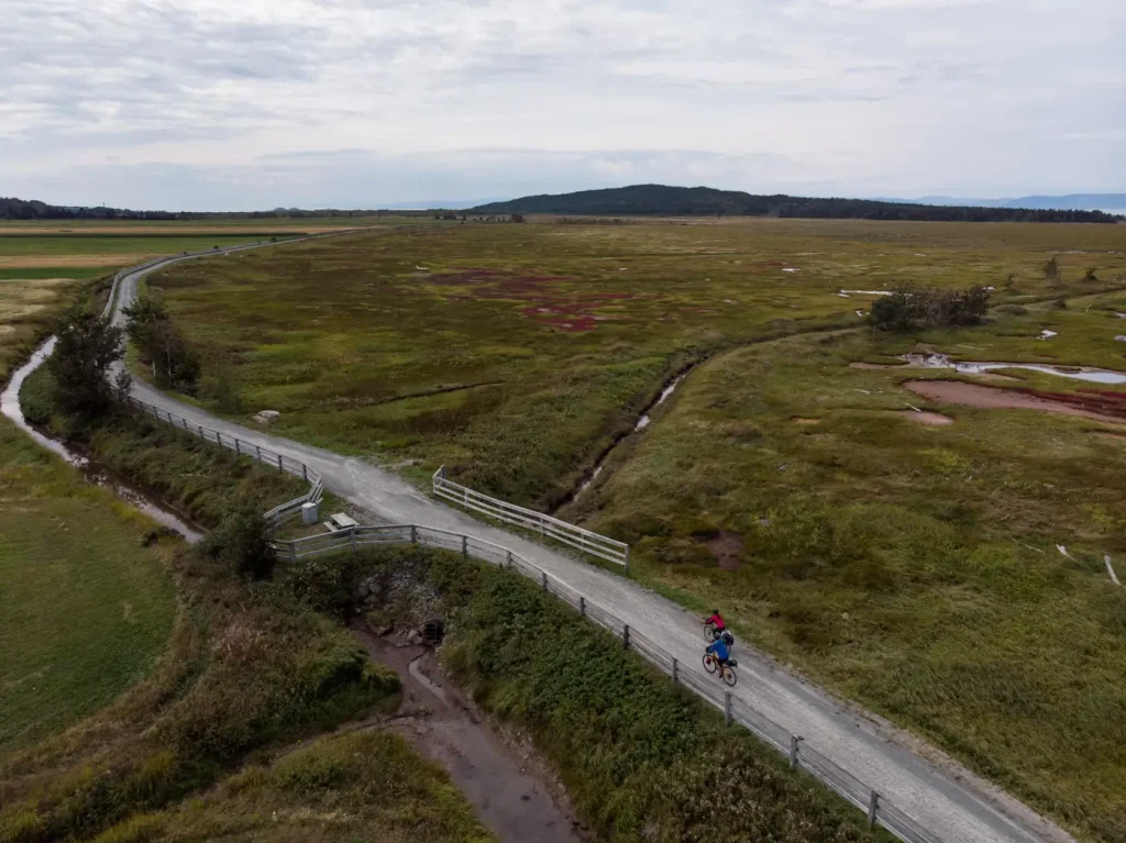 Cycliste en parc national du Canada